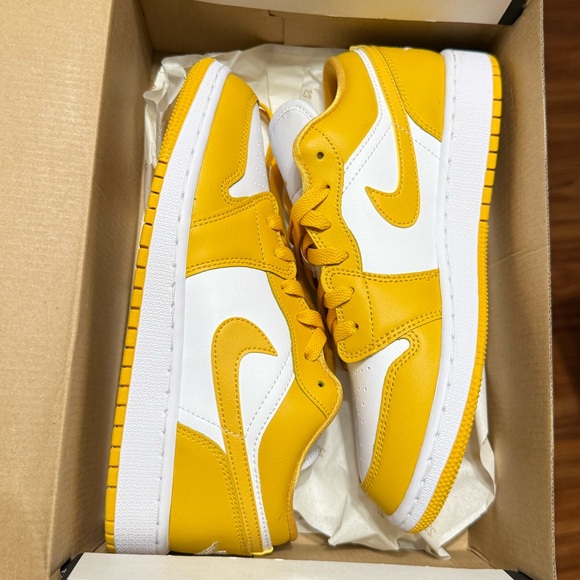 Nike Air Jordan 1 Low White Pollen Kids Sneakers - SZ 6 Y - Picture 3 of 6